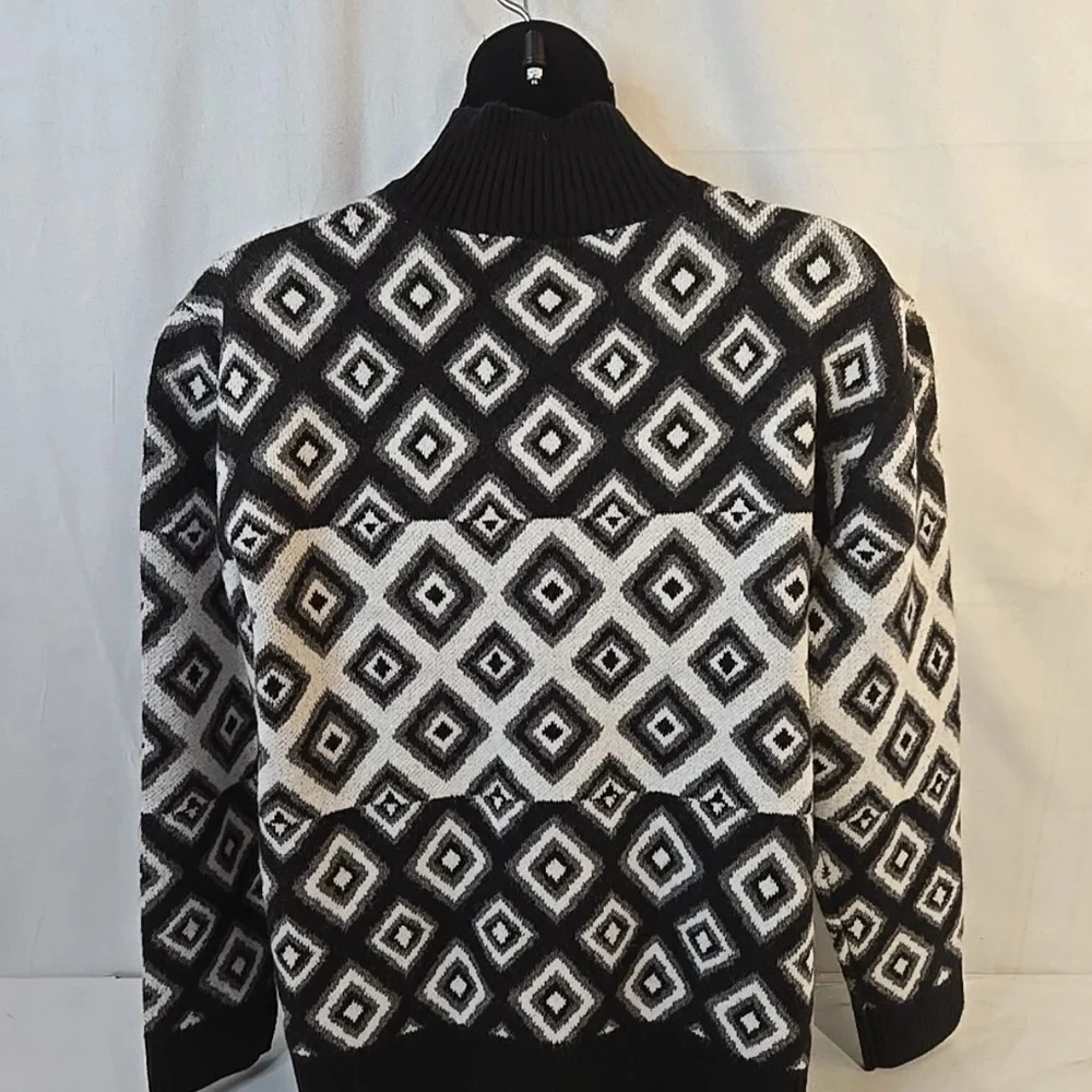 Stylish Black and White Zip-Up Sweater for Men - Picture 4 of 6